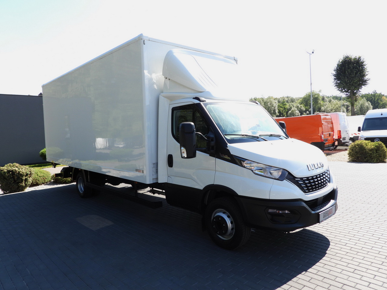 IVECO DAILY 72C18 LIFT 14 PALLETS CRUISE CONTROL PNEUMATICS AUTOMATIC TRANSMISSION HI-MATIC TWIN WHEELS AIR CONDITIONING 180HP - Box truck: picture 4 IVECO DAILY 72C18 LIFT 14 PALLETS CRUISE CONTROL PNEUMATICS AUTOMATIC TRANSMISSION HI-MATIC TWIN WHEELS AIR CONDITIONING 180HP - Box truck: picture 4