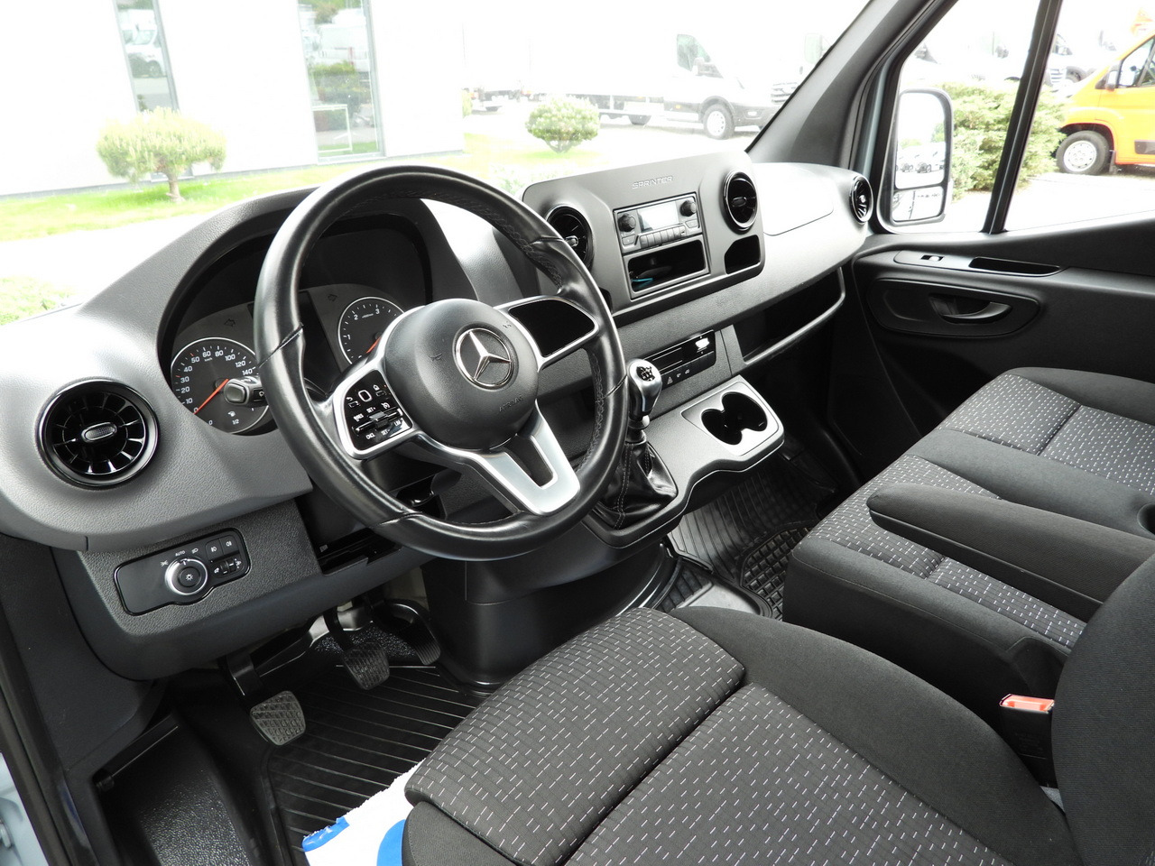 MERCEDES SPRINTER 315 STAKE BODY 8 PALLETS CRUISE CONTROL AIR CONDITIONING 150HP - Open body delivery van: picture 2 MERCEDES SPRINTER 315 STAKE BODY 8 PALLETS CRUISE CONTROL AIR CONDITIONING 150HP - Open body delivery van: picture 2