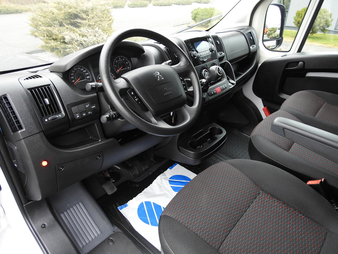 PEUGEOT BOXER BOX LIFT 8 PALLETS CRUISE CONTROL AIR CONDITIONING 140HP - Closed box van: picture 2 PEUGEOT BOXER BOX LIFT 8 PALLETS CRUISE CONTROL AIR CONDITIONING 140HP - Closed box van: picture 2