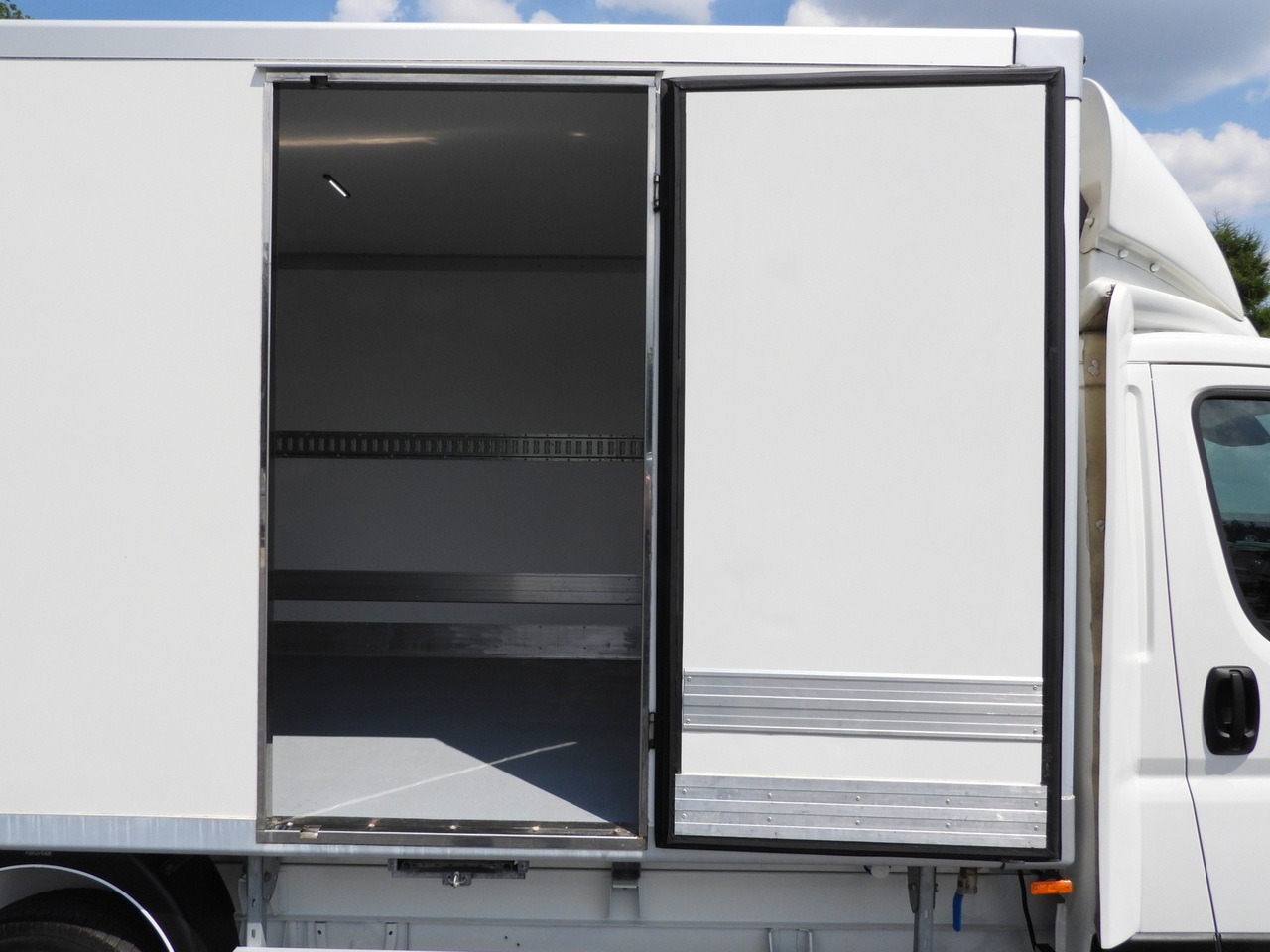 Refrigerated delivery van PEUGEOT BOXER REGRIGERATOR BOX 0*C 8 PALLETS CRUISE CONTROL LED LIGHTS AIR CONDITIONING  165HP: picture 21