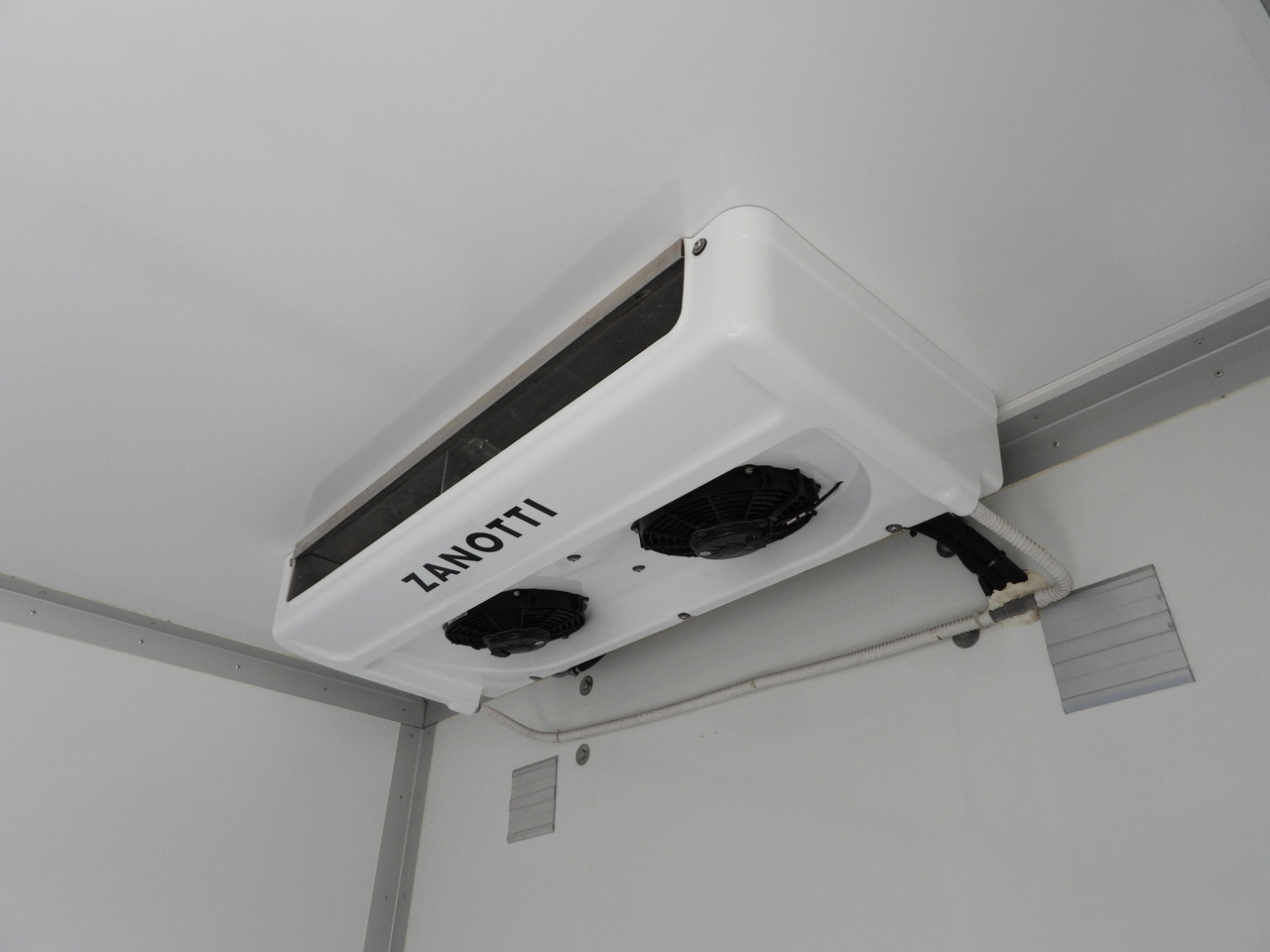 Refrigerated delivery van PEUGEOT BOXER REGRIGERATOR BOX 0*C 8 PALLETS CRUISE CONTROL LED LIGHTS AIR CONDITIONING  165HP: picture 23