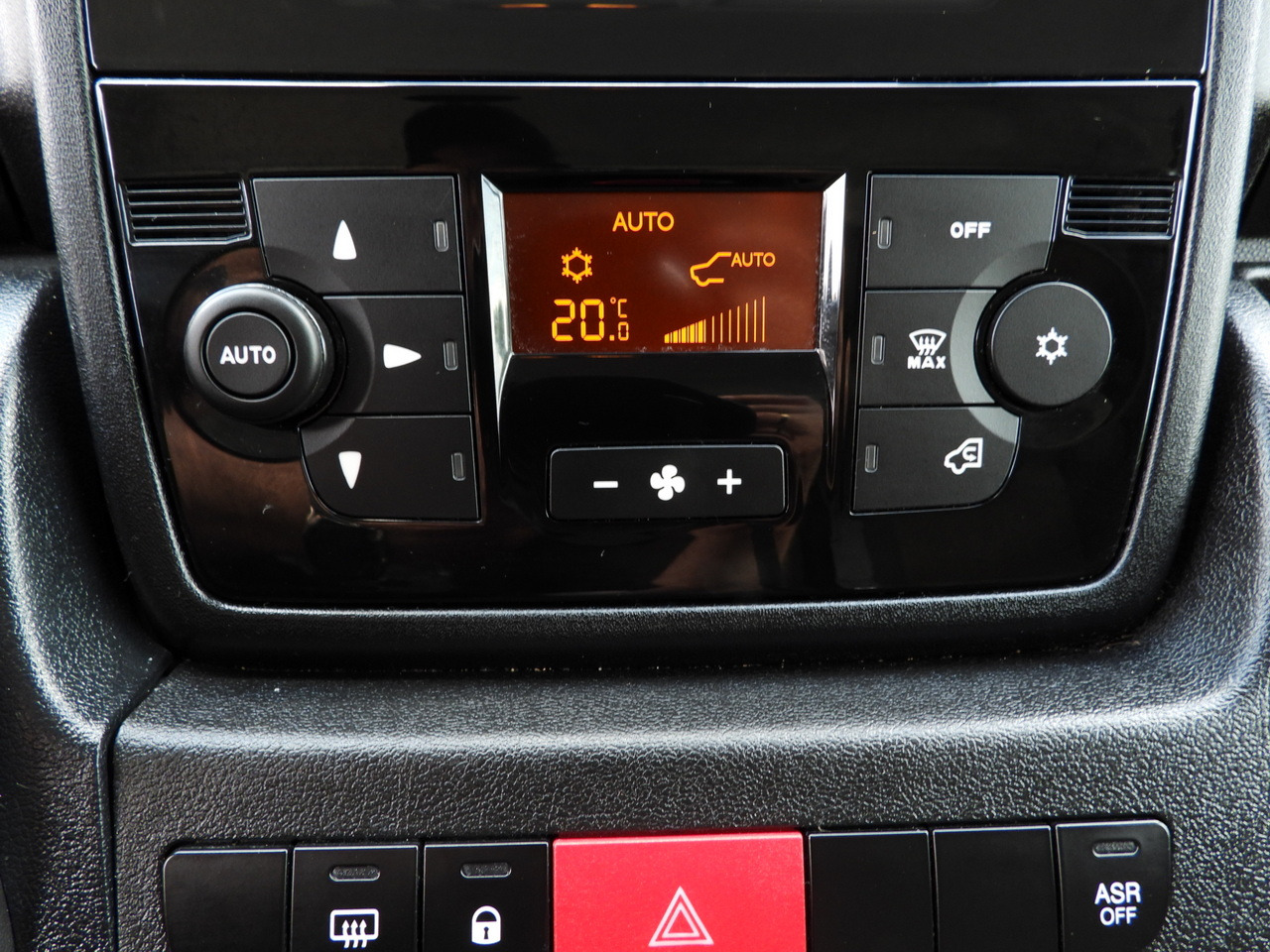 Refrigerated delivery van PEUGEOT BOXER REGRIGERATOR BOX 0*C 8 PALLETS CRUISE CONTROL LED LIGHTS AIR CONDITIONING  165HP: picture 41