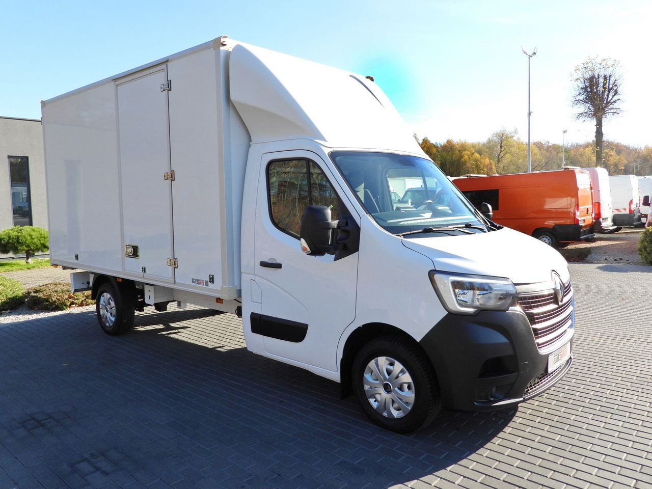 RENAULT MASTER BOX 8 PALLETS CRUISE CONTROL NAVIGATION LED LIGHTS AIR CONDITIONING 145HP - Closed box van: picture 4 RENAULT MASTER BOX 8 PALLETS CRUISE CONTROL NAVIGATION LED LIGHTS AIR CONDITIONING 145HP - Closed box van: picture 4