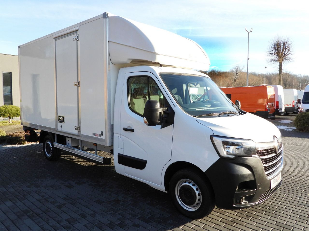 RENAULT MASTER BOX LIFT 8 PALLETS CRUISE CONTROL LED LIGHTS AIR CONDITIONING 145HP - Closed box van: picture 4 RENAULT MASTER BOX LIFT 8 PALLETS CRUISE CONTROL LED LIGHTS AIR CONDITIONING 145HP - Closed box van: picture 4