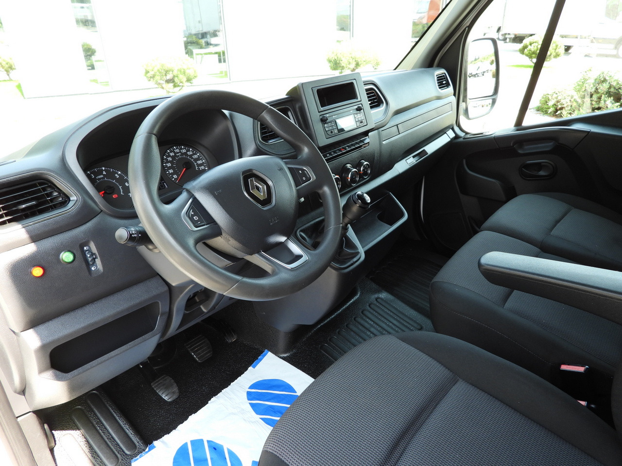 RENAULT MASTER BOX LIFT 8 PALLETS CRUISE CONTROL LED LIGHTS AIR CONDITIONING 165HP - Closed box van: picture 2 RENAULT MASTER BOX LIFT 8 PALLETS CRUISE CONTROL LED LIGHTS AIR CONDITIONING 165HP - Closed box van: picture 2