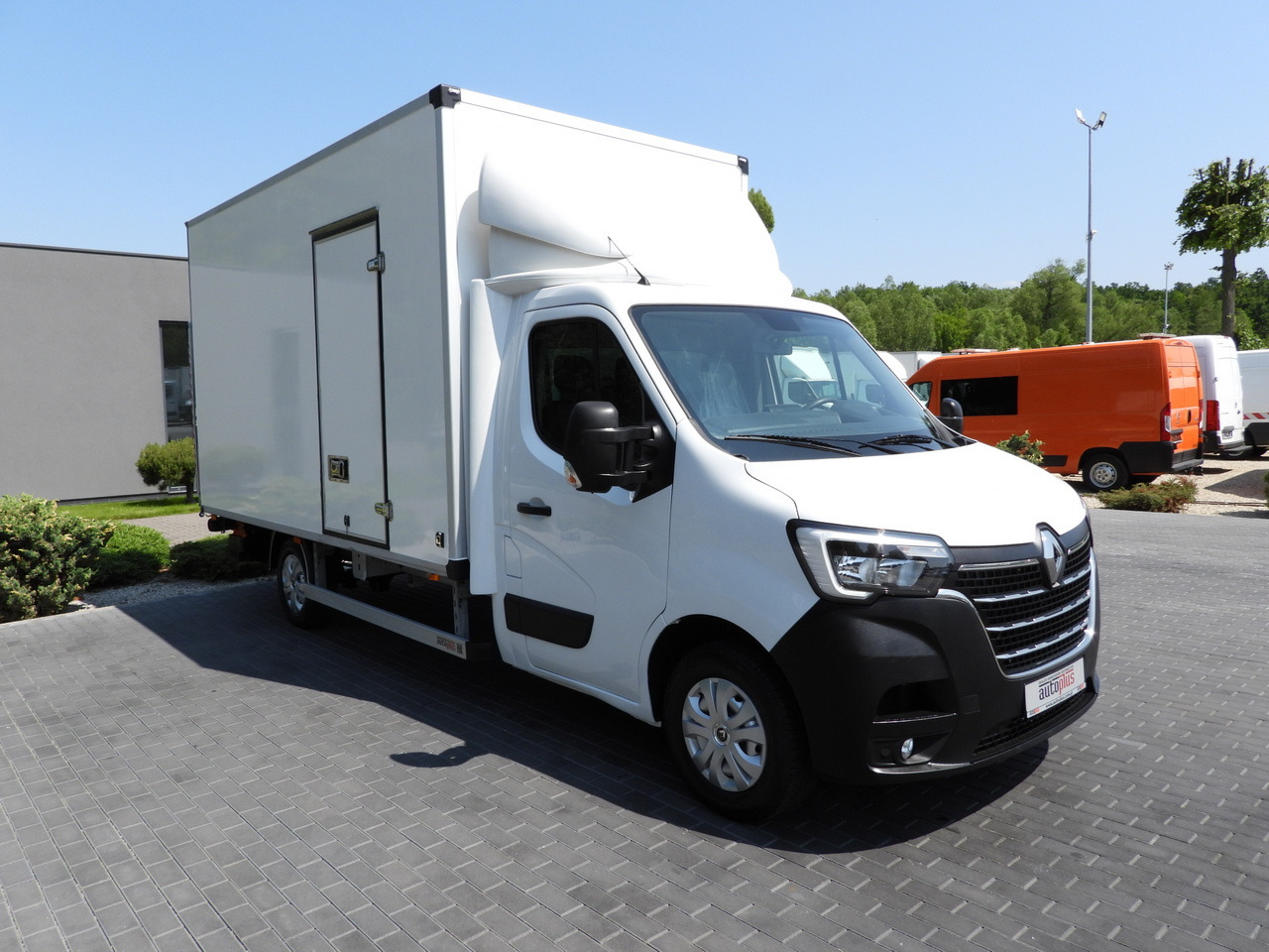 RENAULT MASTER BOX LIFT 8 PALLETS CRUISE CONTROL LED LIGHTS AIR CONDITIONING 165HP - Closed box van: picture 4 RENAULT MASTER BOX LIFT 8 PALLETS CRUISE CONTROL LED LIGHTS AIR CONDITIONING 165HP - Closed box van: picture 4