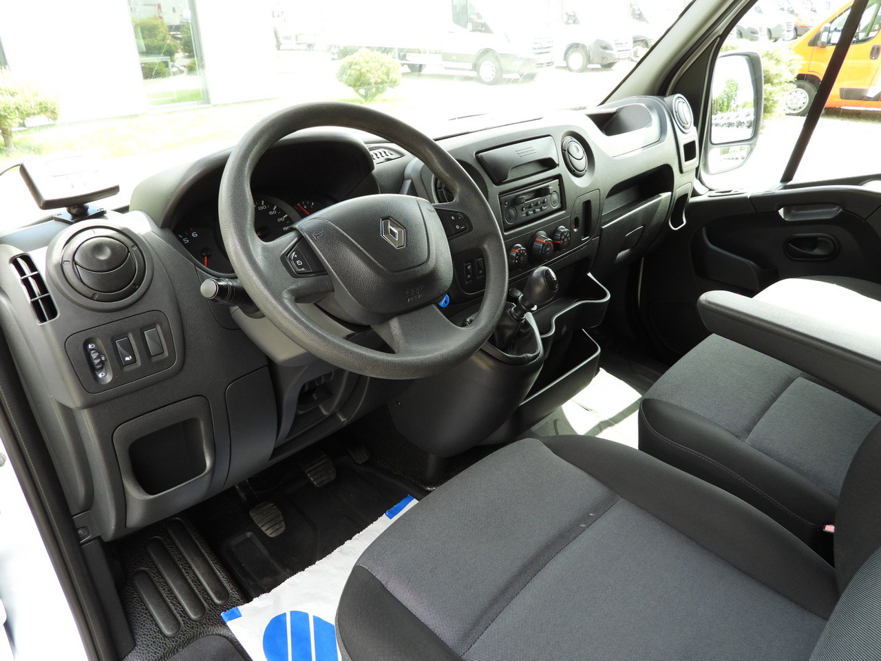 RENAULT MASTER REFRIGERATOR VAN -20*C POWER SUPPLY 230V CRUISE CONTROL AIR CONDITIONING 145HP - Refrigerated delivery van: picture 2 RENAULT MASTER REFRIGERATOR VAN -20*C POWER SUPPLY 230V CRUISE CONTROL AIR CONDITIONING 145HP - Refrigerated delivery van: picture 2