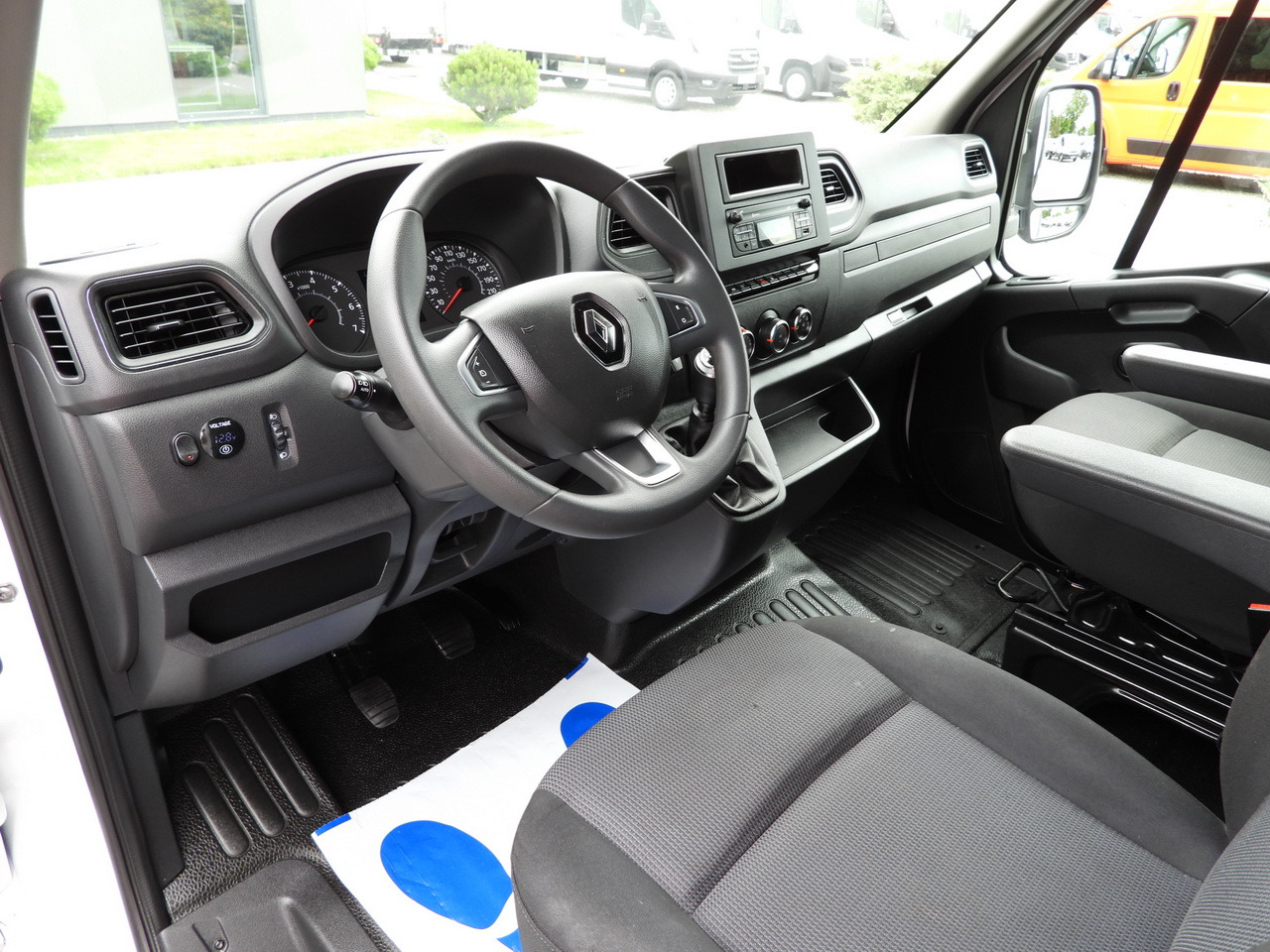 RENAULT MASTER TARPAULIN 10 PALLETS WEBASTO CRUISE CONTROL LED LIGHTS PNEUMATICS AIR CONDITIONING 165HP - Curtain side van: picture 2 RENAULT MASTER TARPAULIN 10 PALLETS WEBASTO CRUISE CONTROL LED LIGHTS PNEUMATICS AIR CONDITIONING 165HP - Curtain side van: picture 2