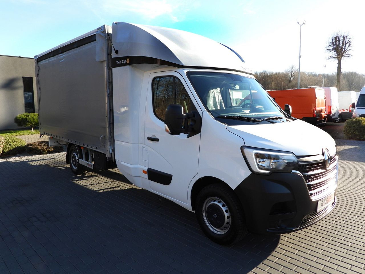 RENAULT MASTER TARPAULIN 8 PALLETS WEBASTO CRUISE CONTROL LED LIGHTS AIR CONDITIONING 165HP - Curtain side van: picture 4 RENAULT MASTER TARPAULIN 8 PALLETS WEBASTO CRUISE CONTROL LED LIGHTS AIR CONDITIONING 165HP - Curtain side van: picture 4