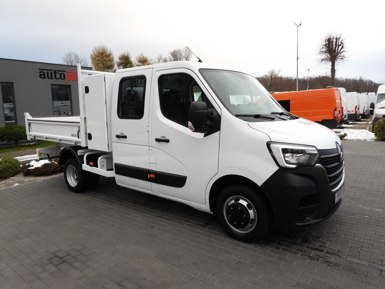 RENAULT MASTER TIPPER DOUBLE CABIN DOKA 6 SEATS CRUISE CONTROL LED LIGHTS TWIN WHEELS AIR CONDITIONING 145HP - Tipper van: picture 4 RENAULT MASTER TIPPER DOUBLE CABIN DOKA 6 SEATS CRUISE CONTROL LED LIGHTS TWIN WHEELS AIR CONDITIONING 145HP - Tipper van: picture 4