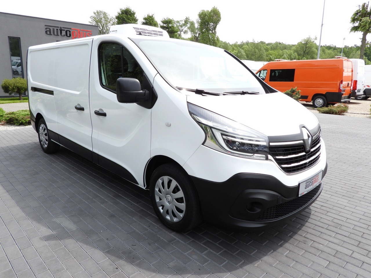 RENAULT TRAFIC REFRIGERATOR VAN 0*C CRUISE CONTROL LED LIGHTS AIR CONDITIONING 120HP - Refrigerated delivery van: picture 4 RENAULT TRAFIC REFRIGERATOR VAN 0*C CRUISE CONTROL LED LIGHTS AIR CONDITIONING 120HP - Refrigerated delivery van: picture 4