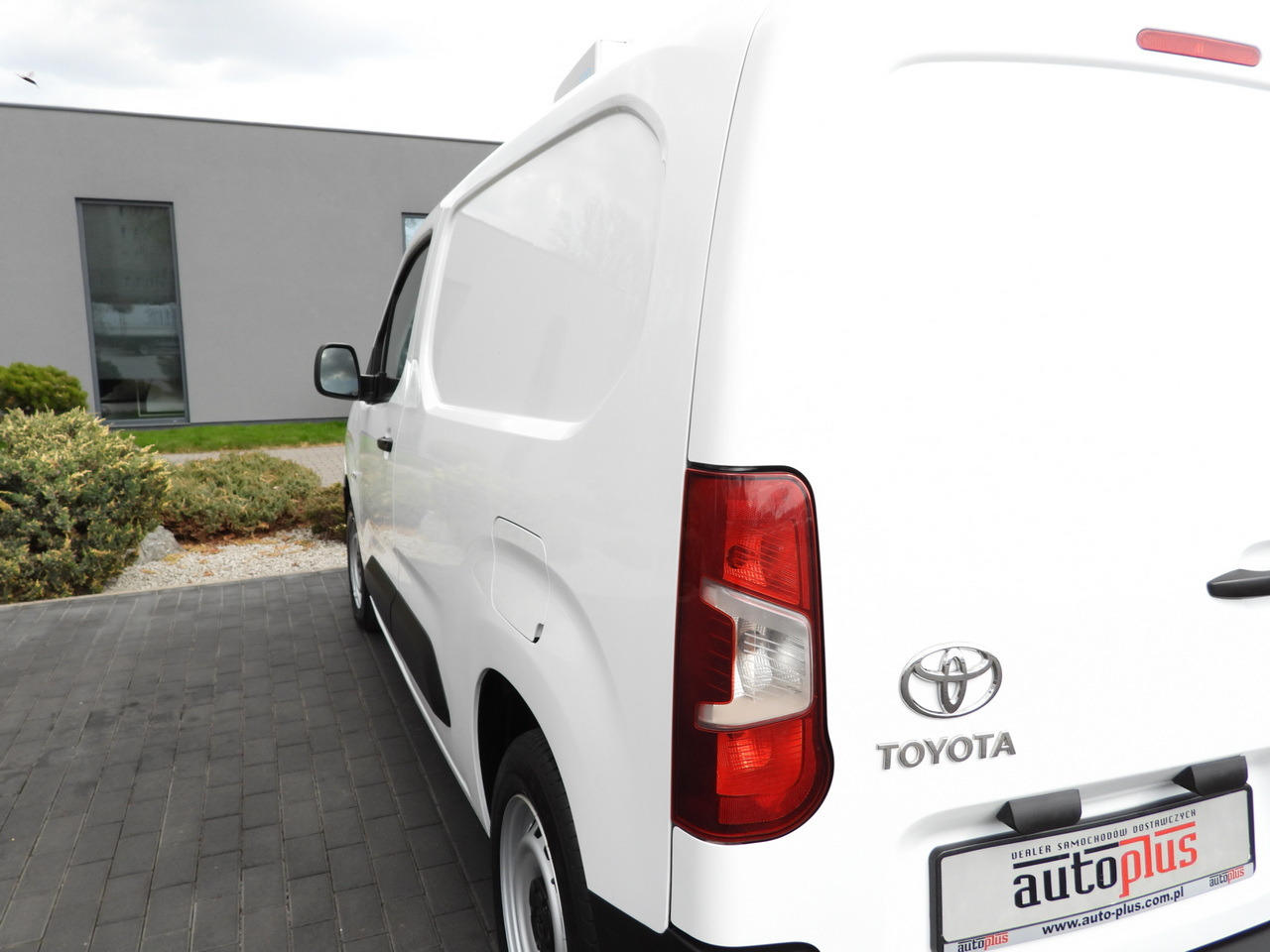 Refrigerated delivery van TOYOTA PROACE CITY REFRIGERATOR VAN -15*C POWER SUPPLY 230V CRUISE CONTROL AIR CONDITIONING 100HP: picture 18 Refrigerated delivery van TOYOTA PROACE CITY REFRIGERATOR VAN -15*C POWER SUPPLY 230V CRUISE CONTROL AIR CONDITIONING 100HP: picture 18