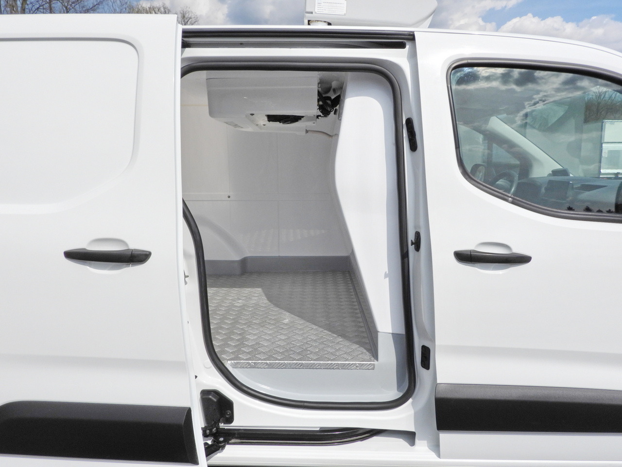 Refrigerated delivery van TOYOTA PROACE CITY REFRIGERATOR VAN -15*C POWER SUPPLY 230V CRUISE CONTROL AIR CONDITIONING 100HP: picture 24 Refrigerated delivery van TOYOTA PROACE CITY REFRIGERATOR VAN -15*C POWER SUPPLY 230V CRUISE CONTROL AIR CONDITIONING 100HP: picture 24