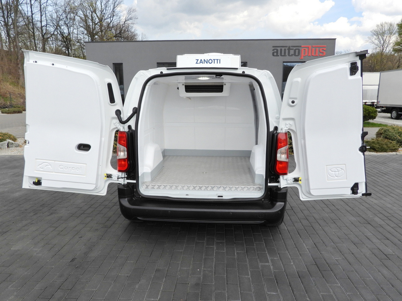 Refrigerated delivery van TOYOTA PROACE CITY REFRIGERATOR VAN -15*C POWER SUPPLY 230V CRUISE CONTROL AIR CONDITIONING 100HP: picture 13 Refrigerated delivery van TOYOTA PROACE CITY REFRIGERATOR VAN -15*C POWER SUPPLY 230V CRUISE CONTROL AIR CONDITIONING 100HP: picture 13