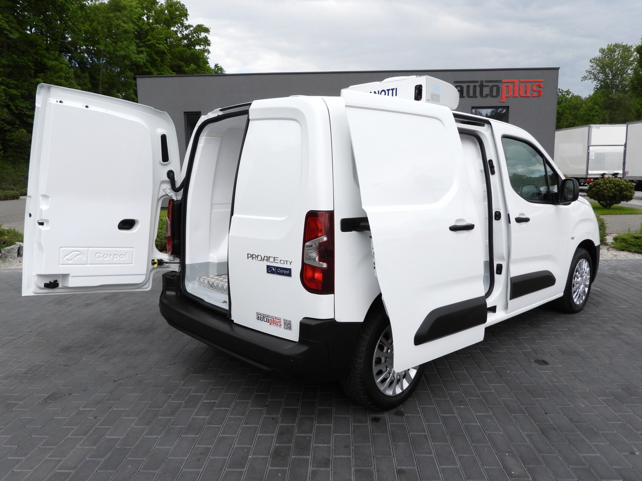TOYOTA PROACE CITY REFRIGERATOR VAN -15*C POWER SUPPLY 230V CRUISE CONTROL AIR CONDITIONING 100HP - Refrigerated delivery van: picture 3 TOYOTA PROACE CITY REFRIGERATOR VAN -15*C POWER SUPPLY 230V CRUISE CONTROL AIR CONDITIONING 100HP - Refrigerated delivery van: picture 3