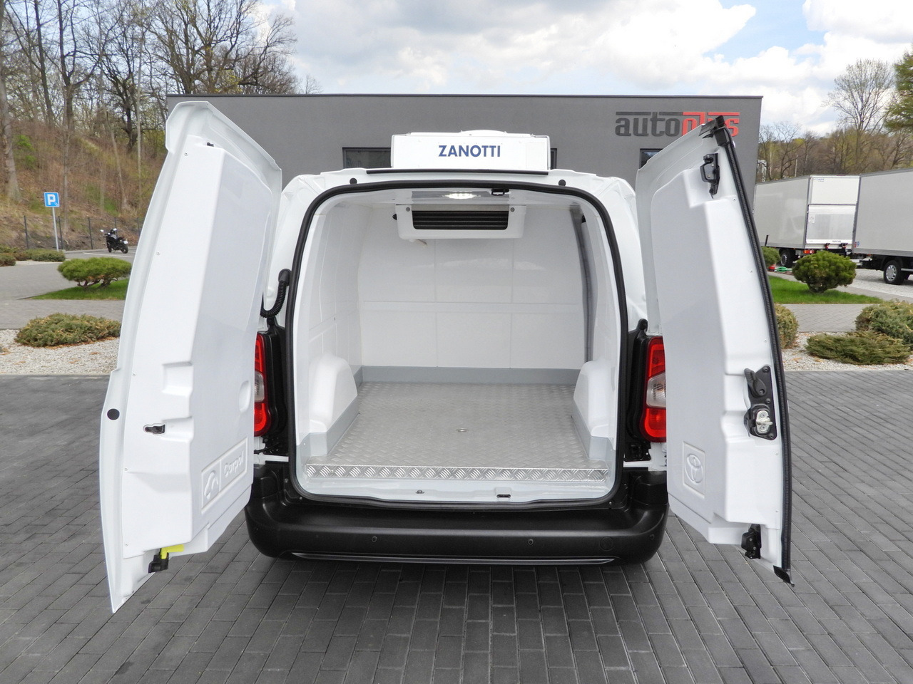 Refrigerated delivery van TOYOTA PROACE CITY REFRIGERATOR VAN -15*C POWER SUPPLY 230V CRUISE CONTROL AIR CONDITIONING 100HP: picture 12 Refrigerated delivery van TOYOTA PROACE CITY REFRIGERATOR VAN -15*C POWER SUPPLY 230V CRUISE CONTROL AIR CONDITIONING 100HP: picture 12