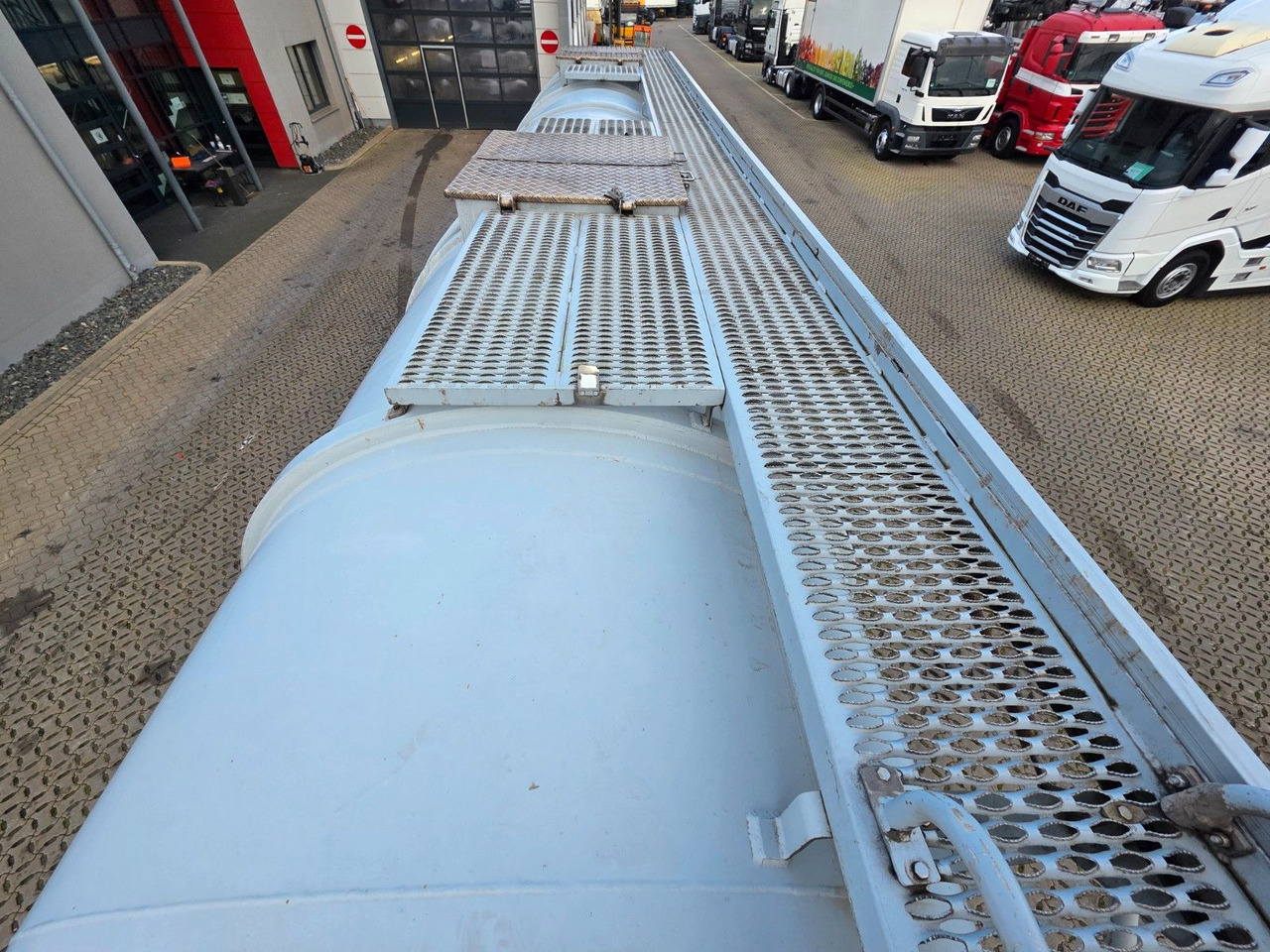 Tanker semi-trailer Feldbinder TSA 38.3 / Alu / ADR AT, FL / Lift / VOGELSANG: picture 9 Tanker semi-trailer Feldbinder TSA 38.3 / Alu / ADR AT, FL / Lift / VOGELSANG: picture 9