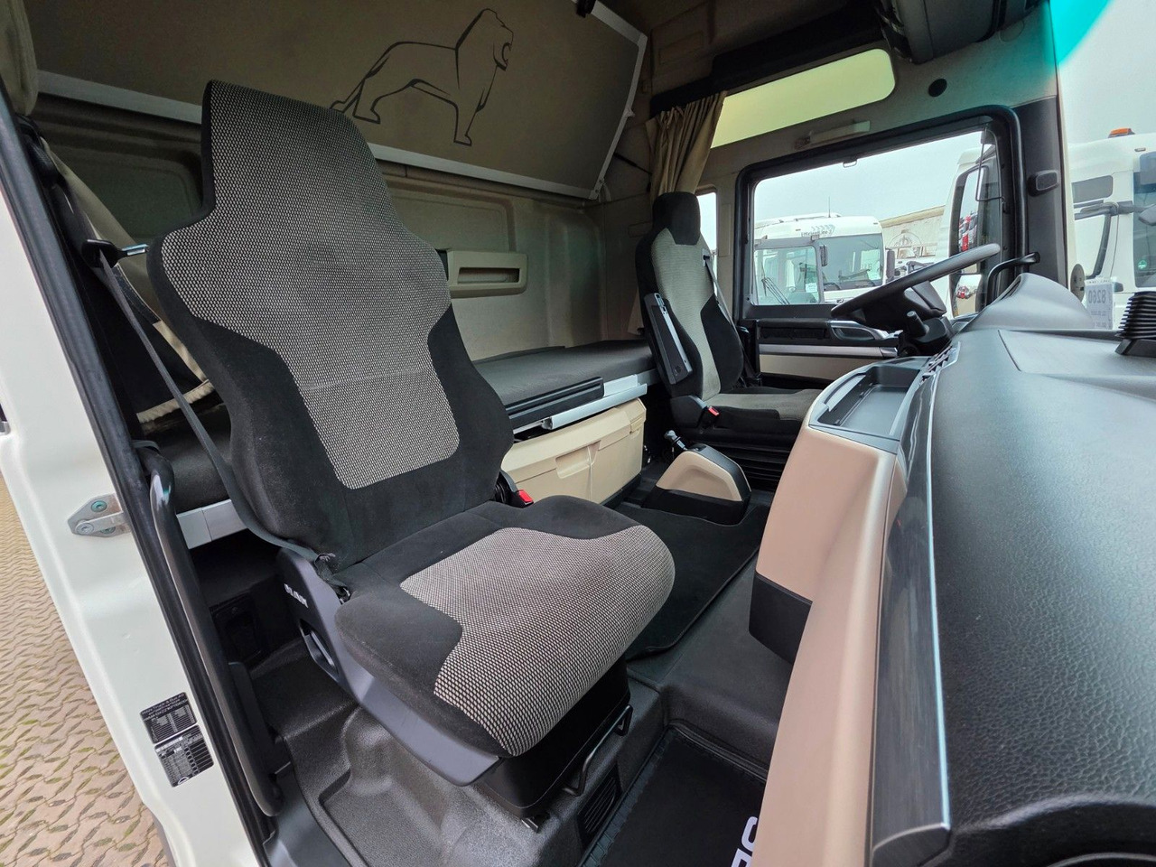 Tractor unit MAN TGX 18.460 4X2 LLS-U / Retarder / 2 Tanks: picture 29 Tractor unit MAN TGX 18.460 4X2 LLS-U / Retarder / 2 Tanks: picture 29