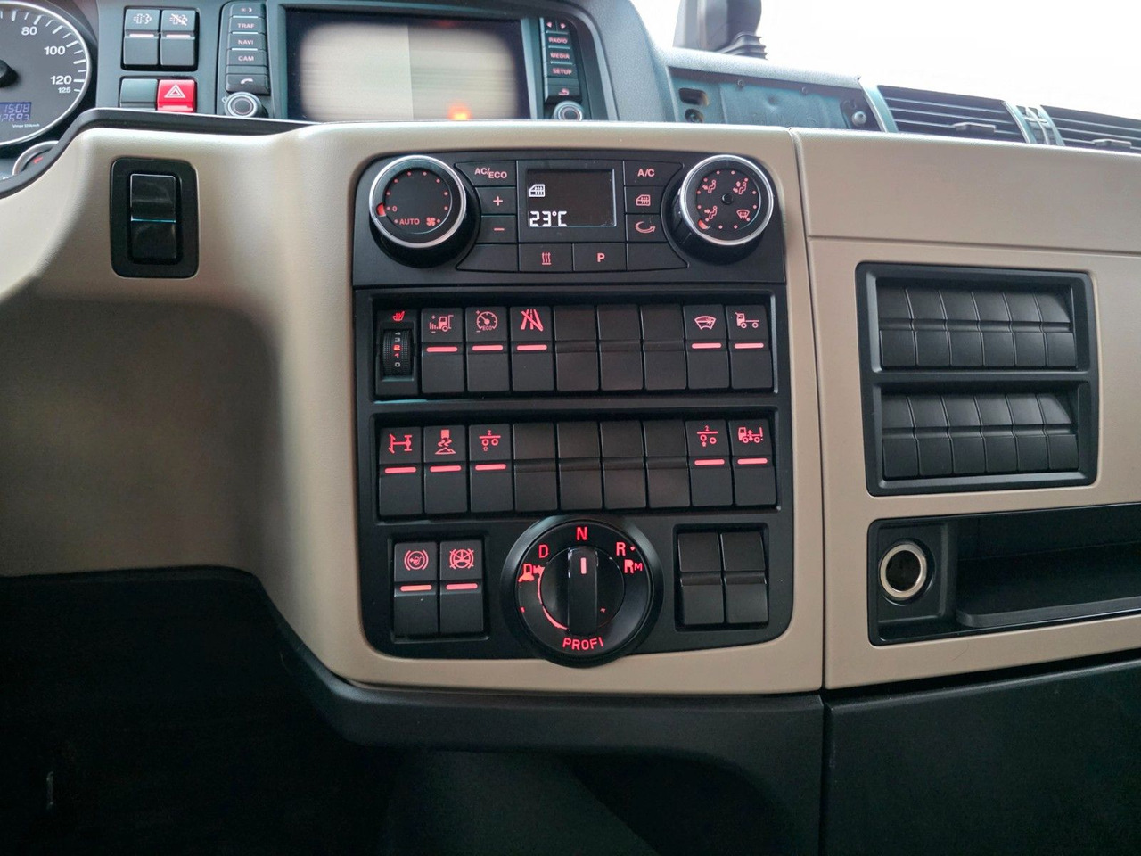 Tractor unit MAN TGX 18.460 4X2 LLS-U / Retarder / 2 Tanks: picture 39 Tractor unit MAN TGX 18.460 4X2 LLS-U / Retarder / 2 Tanks: picture 39