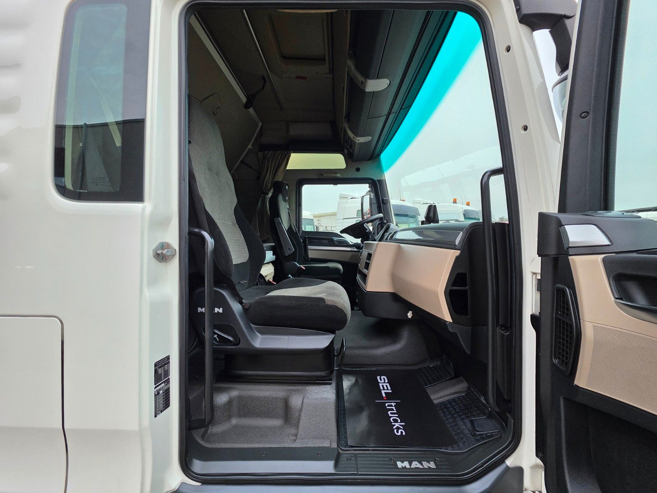 Tractor unit MAN TGX 18.460 4X2 LLS-U / Retarder / 2 Tanks: picture 28 Tractor unit MAN TGX 18.460 4X2 LLS-U / Retarder / 2 Tanks: picture 28