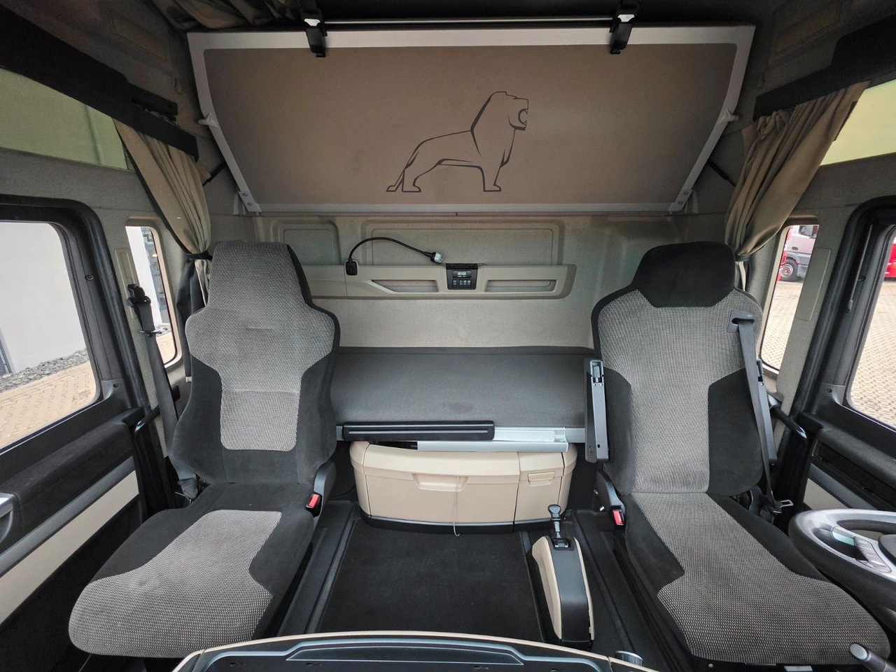 Tractor unit MAN TGX 18.460 4X2 LLS-U / Retarder / 2 Tanks: picture 30 Tractor unit MAN TGX 18.460 4X2 LLS-U / Retarder / 2 Tanks: picture 30