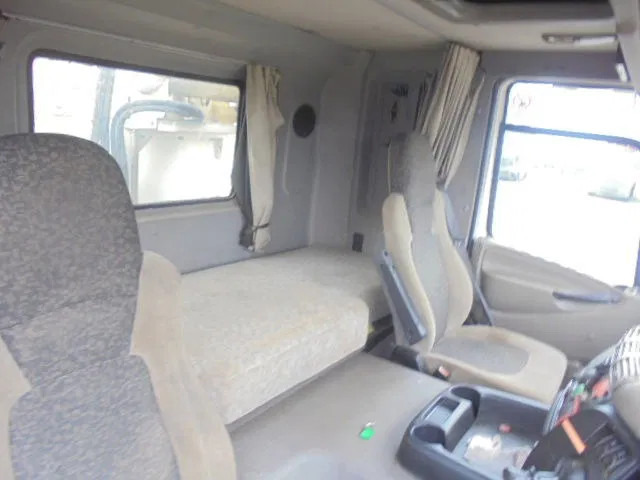 Vacuum truck DAF CF 85.410 8X4 BLADGEVEERD: picture 9