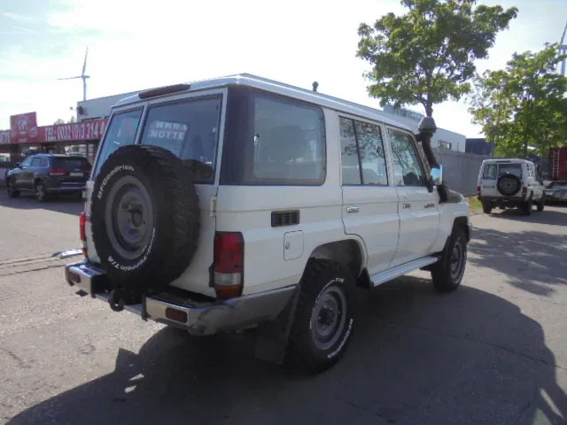 Toyota Land Cruiser HZJ76L 4X4 EXPORT OUTSIDE EU ONLY - Car: picture 4 Toyota Land Cruiser HZJ76L 4X4 EXPORT OUTSIDE EU ONLY - Car: picture 4