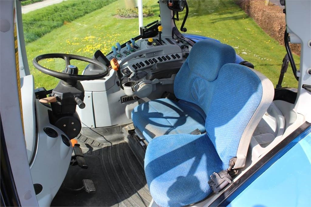 Farm tractor New Holland T7050: picture 11