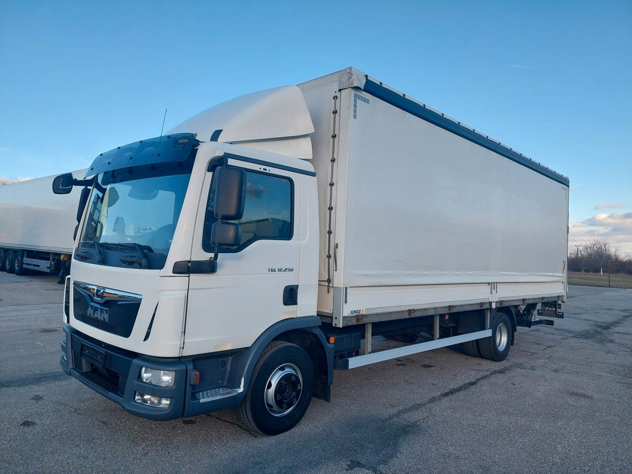 MAN TGL 12.250 BL 4x2 Edscha L 7,28 m - Curtain side truck: picture 1 MAN TGL 12.250 BL 4x2 Edscha L 7,28 m - Curtain side truck: picture 1