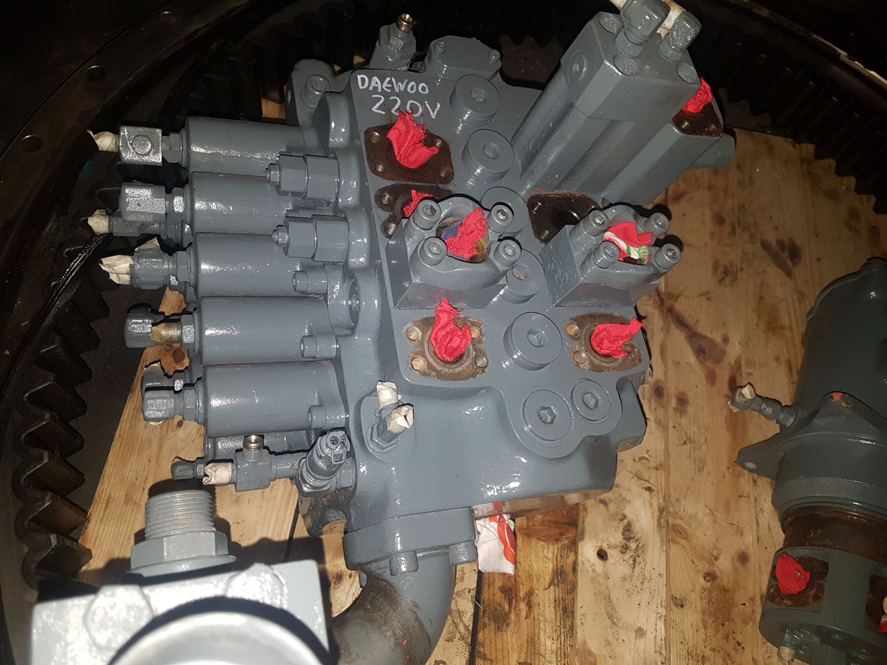 DAEWOO DX28-71 - Hydraulic valve for Construction machinery: picture 1 DAEWOO DX28-71 - Hydraulic valve for Construction machinery: picture 1
