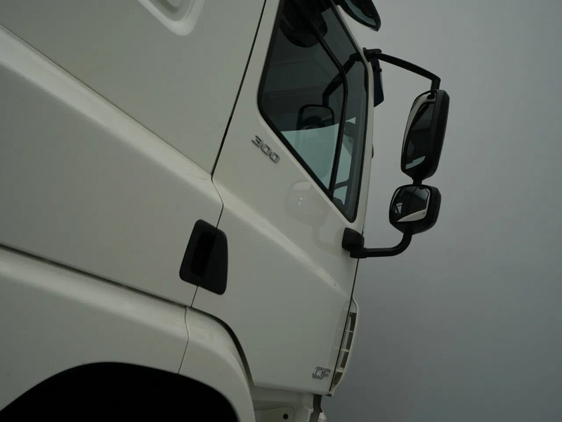 Box truck DAF CF 300 FA Sleeping Cab, New APK, Full Tank, New Tacho, 2t Laadklep: picture 13