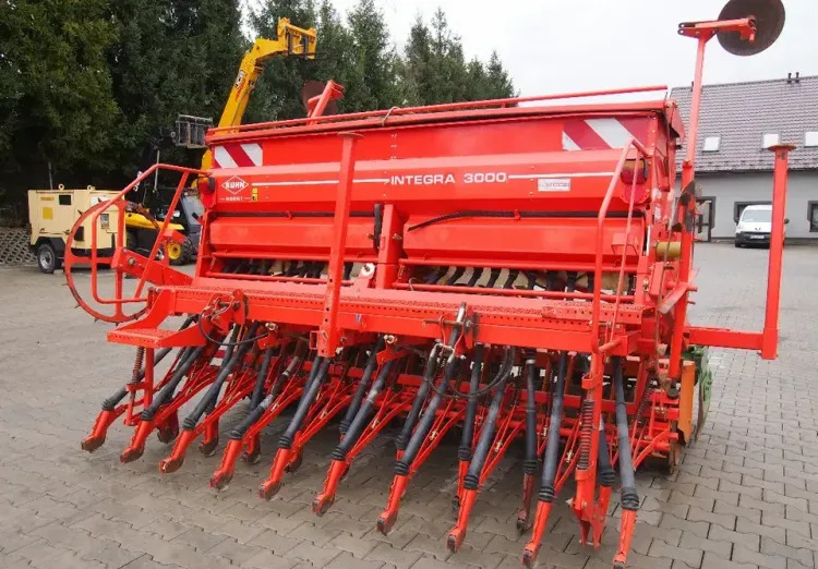 Agregat uprawowo-siewny Kuhn KE303 i INTEGRA 3000 2009 Agrebat uprawowo siewny, brona aktywna AMAZONE i KUHN - Combine seed drill: picture 4 Agregat uprawowo-siewny Kuhn KE303 i INTEGRA 3000 2009 Agrebat uprawowo siewny, brona aktywna AMAZONE i KUHN - Combine seed drill: picture 4