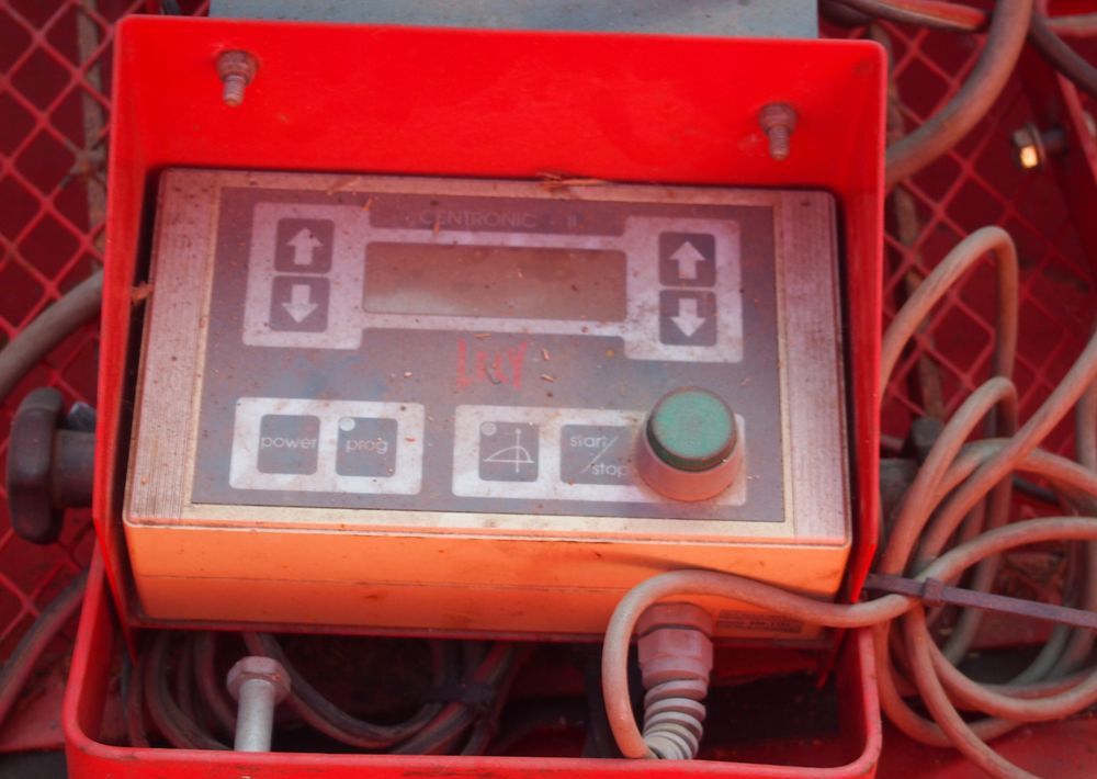 Rozsiewacz nawozów Lely 2 tony z wagą i komputerem wysiewającym - Fertilizer spreader: picture 3 Rozsiewacz nawozów Lely 2 tony z wagą i komputerem wysiewającym - Fertilizer spreader: picture 3