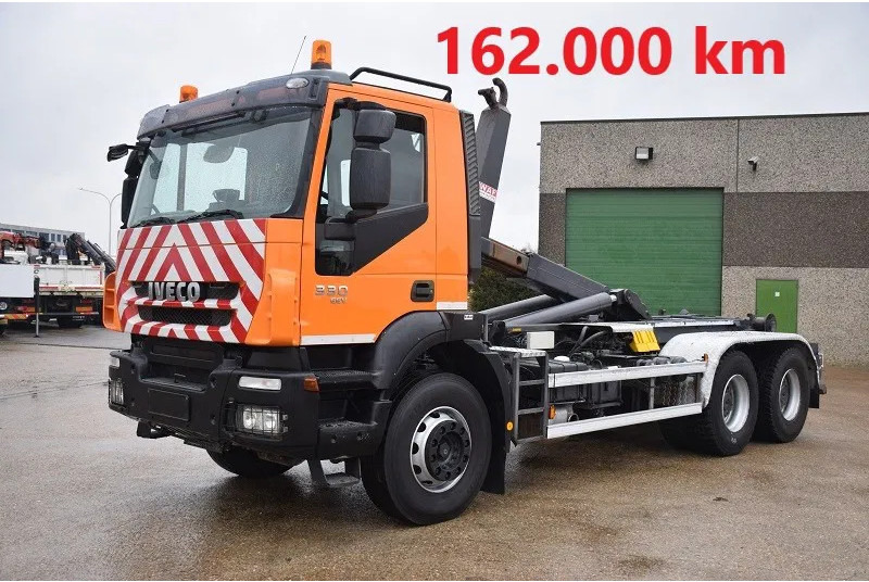 Iveco Trakker 330 - Hook lift truck: picture 1 Iveco Trakker 330 - Hook lift truck: picture 1