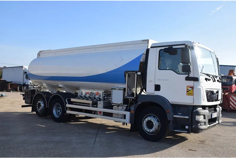 MAN TGM 18.290 - Tanker truck: picture 2 MAN TGM 18.290 - Tanker truck: picture 2