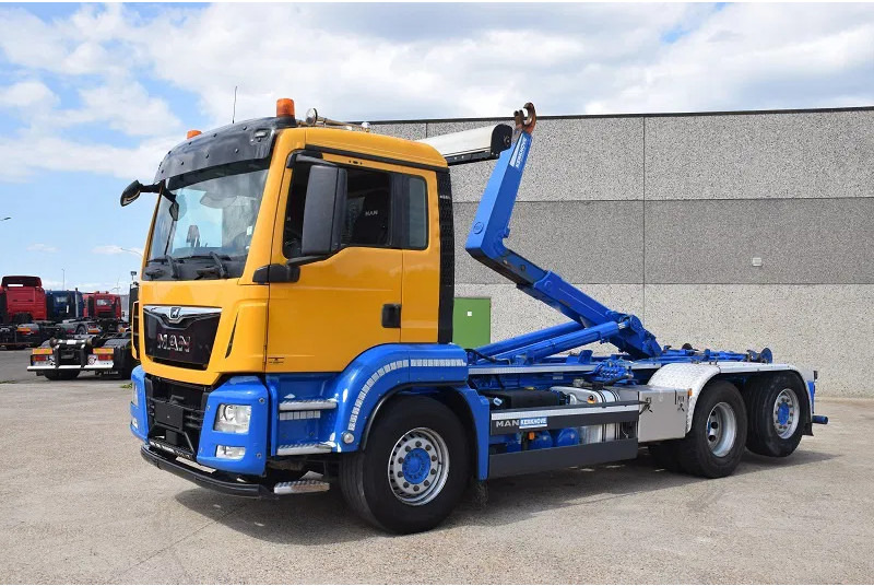 Hook lift truck MAN TGS 26.420: picture 1
