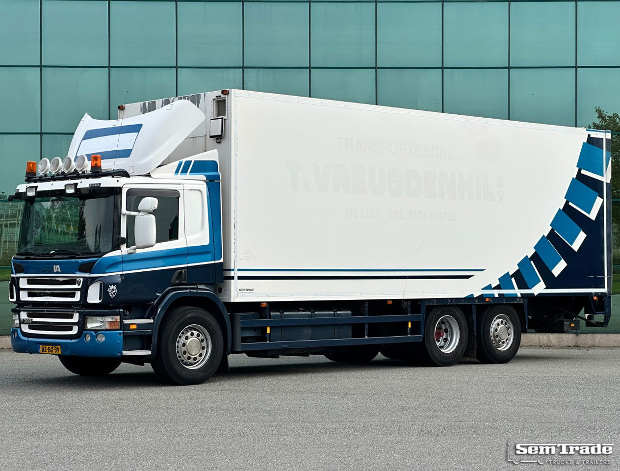 Scania P360 6X2 Euro 5 Manual Gearbox Tail Lift VAN Beurden Isolated BOX Holland-Truck - Box truck: picture 1 Scania P360 6X2 Euro 5 Manual Gearbox Tail Lift VAN Beurden Isolated BOX Holland-Truck - Box truck: picture 1