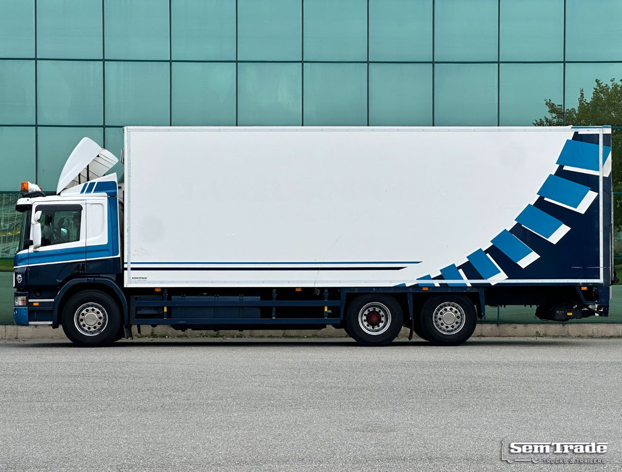 Scania P360 6X2 Euro 5 Manual Gearbox Tail Lift VAN Beurden Isolated BOX Holland-Truck - Box truck: picture 2 Scania P360 6X2 Euro 5 Manual Gearbox Tail Lift VAN Beurden Isolated BOX Holland-Truck - Box truck: picture 2