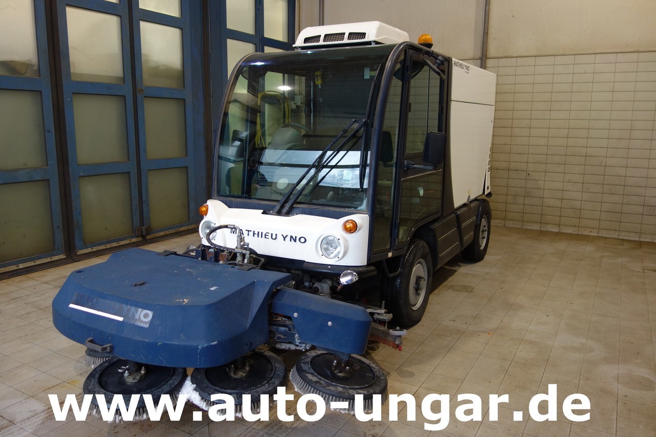 MATHIEU Yno Azura 2 Aquazura Scrubber Scheuersaugmaschine Allradlenkung - Vacuum truck: picture 1 MATHIEU Yno Azura 2 Aquazura Scrubber Scheuersaugmaschine Allradlenkung - Vacuum truck: picture 1