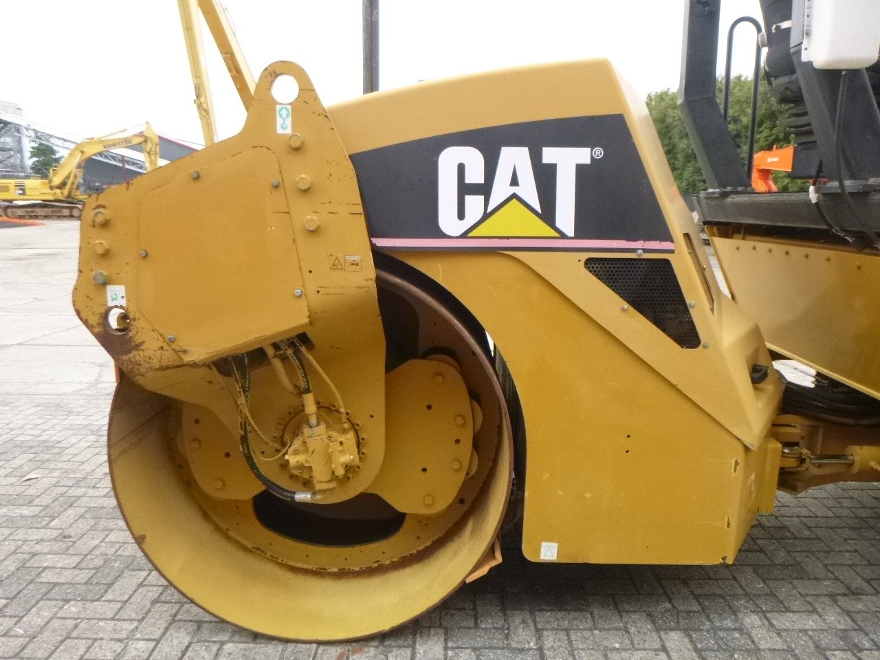 Road roller CATERPILLAR CB-534D: picture 12