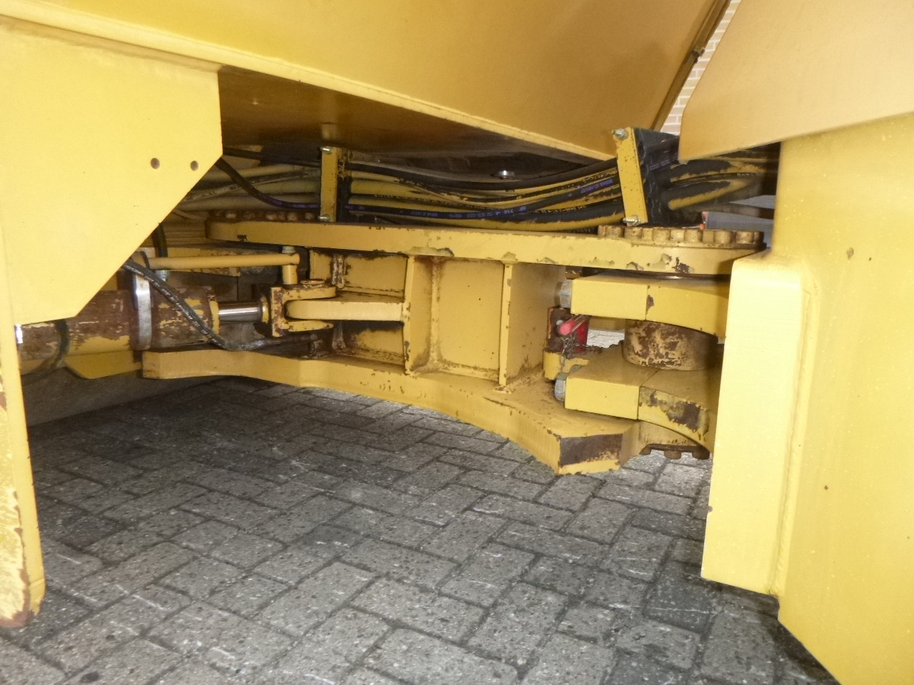 Road roller CATERPILLAR CB-534D: picture 18