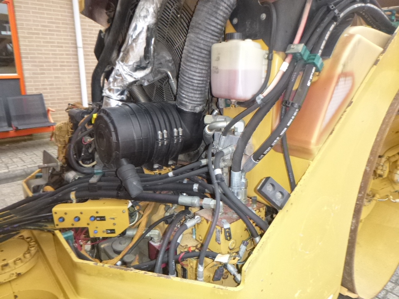 Road roller CATERPILLAR CB-534D: picture 36