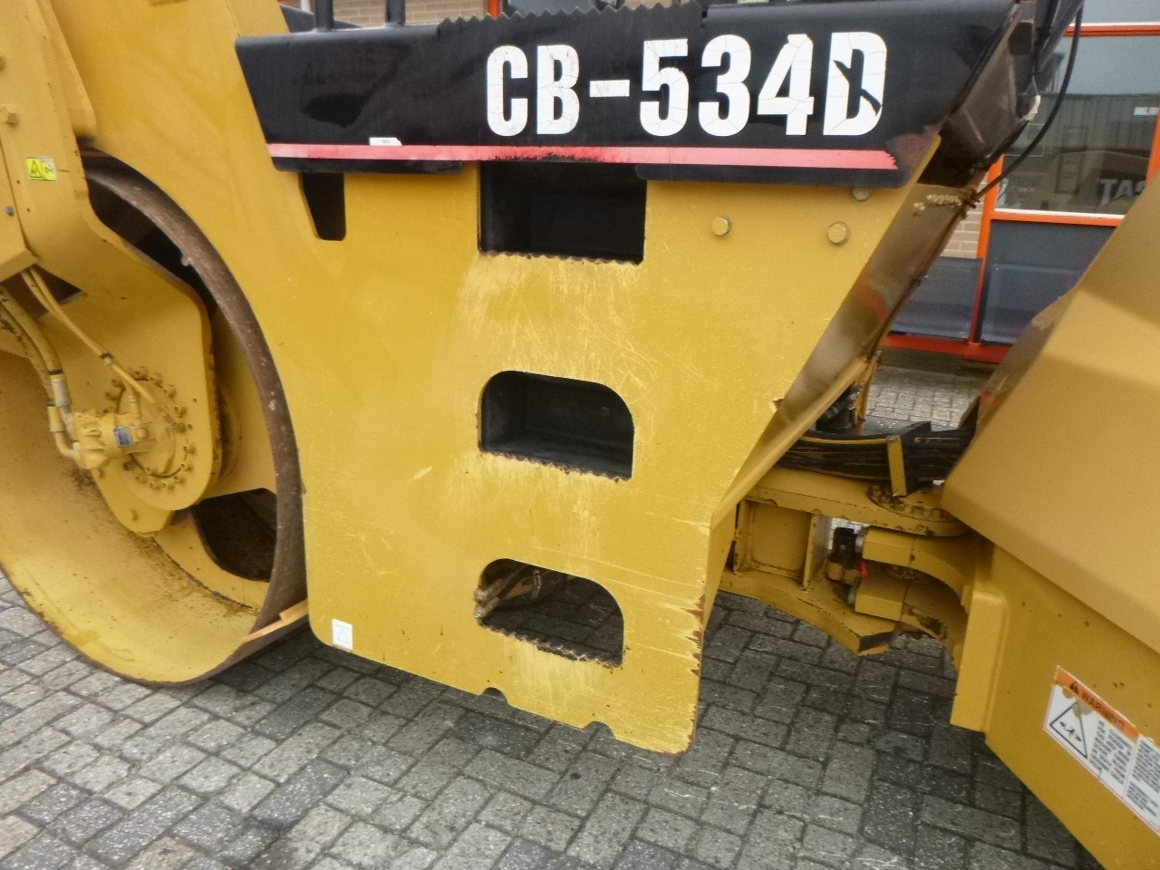 Road roller CATERPILLAR CB-534D: picture 20