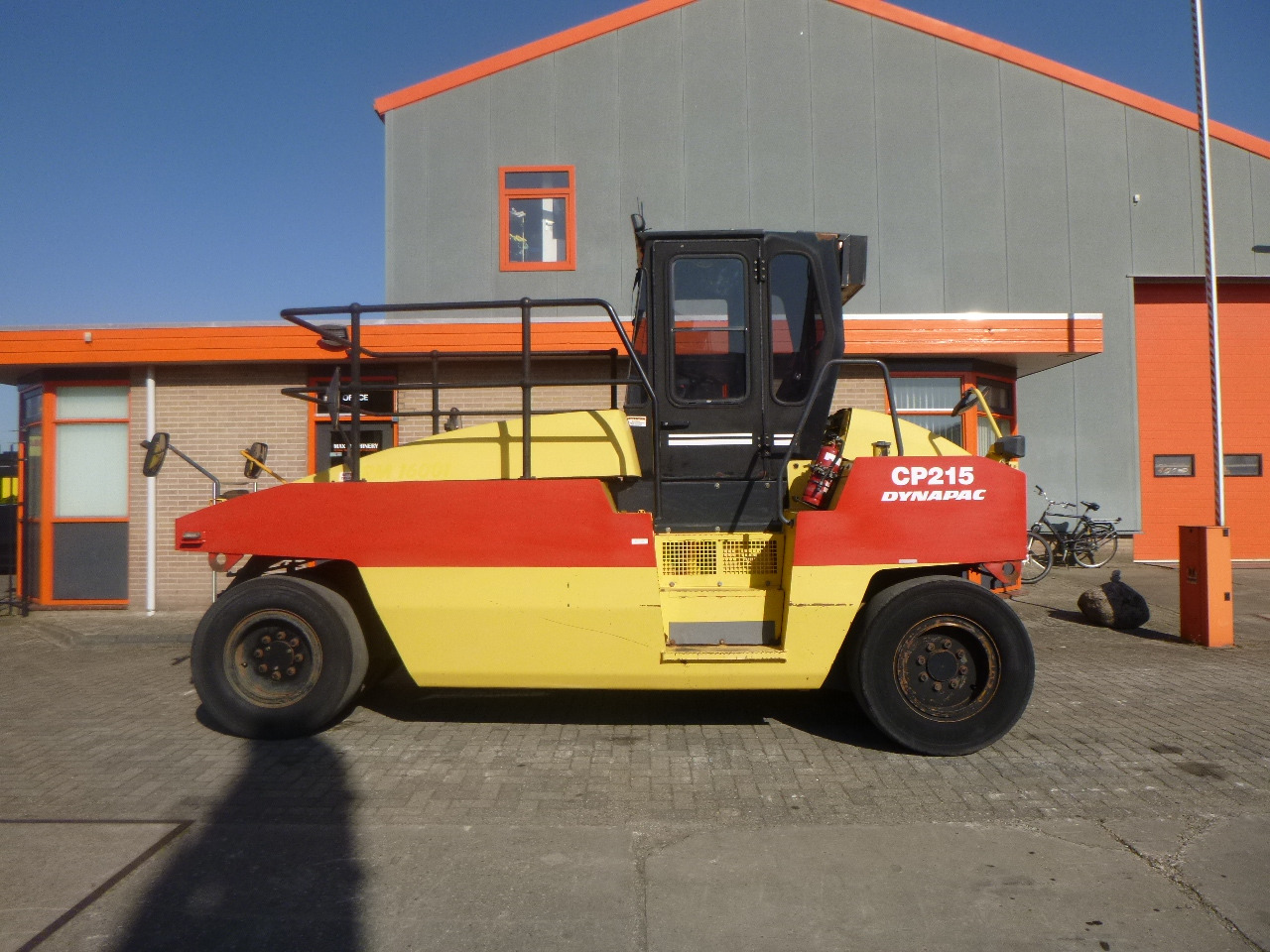 DYNAPAC CP215(HITACHI) - Pneumatic roller: picture 1 DYNAPAC CP215(HITACHI) - Pneumatic roller: picture 1