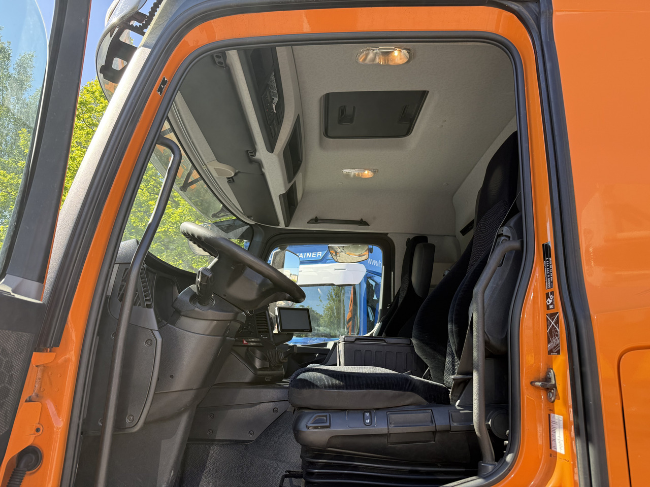 Mercedes-Benz Actros 1827 Kran Palfinger PK 9002 - Curtain side truck, Crane truck: picture 4 Mercedes-Benz Actros 1827 Kran Palfinger PK 9002 - Curtain side truck, Crane truck: picture 4