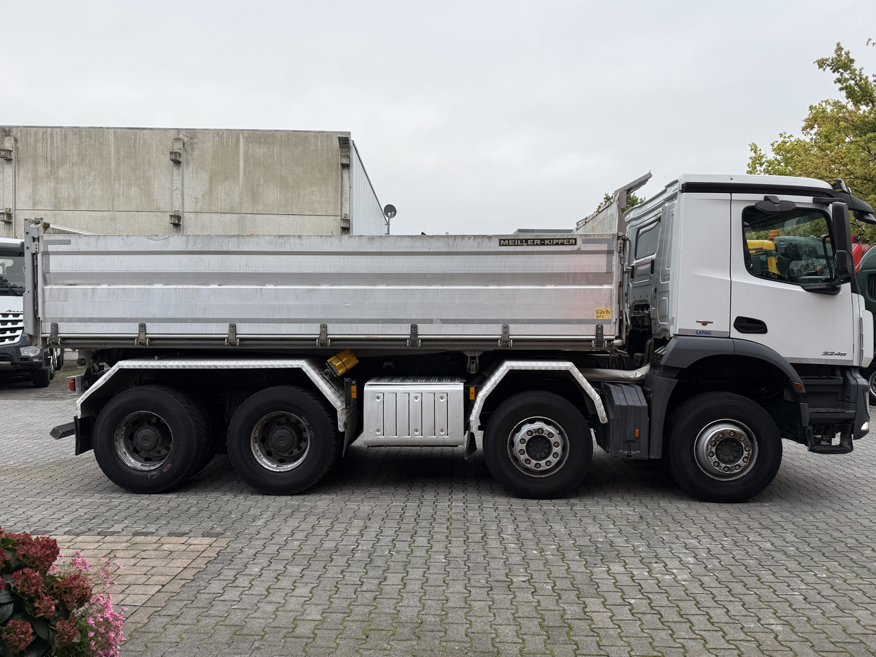 Tipper Mercedes-Benz Arocs 3246K 8X4 Meiller: picture 12