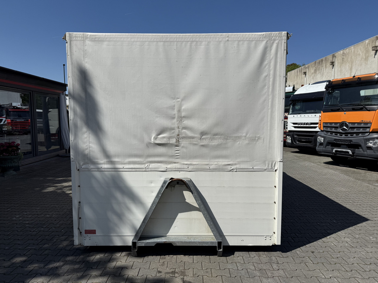 Plane/ Mulde/ Container Ex- Rotes Kreuz - Roll-off container: picture 3 Plane/ Mulde/ Container Ex- Rotes Kreuz - Roll-off container: picture 3