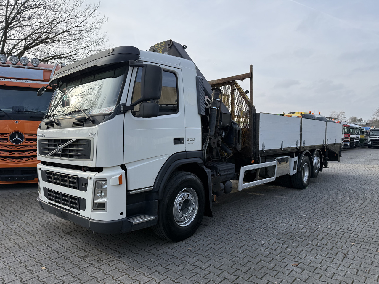 Volvo FM300 6X2*4 Maschinentransporter Kran Hiab 322 - Dropside/ Flatbed truck, Crane truck: picture 1 Volvo FM300 6X2*4 Maschinentransporter Kran Hiab 322 - Dropside/ Flatbed truck, Crane truck: picture 1