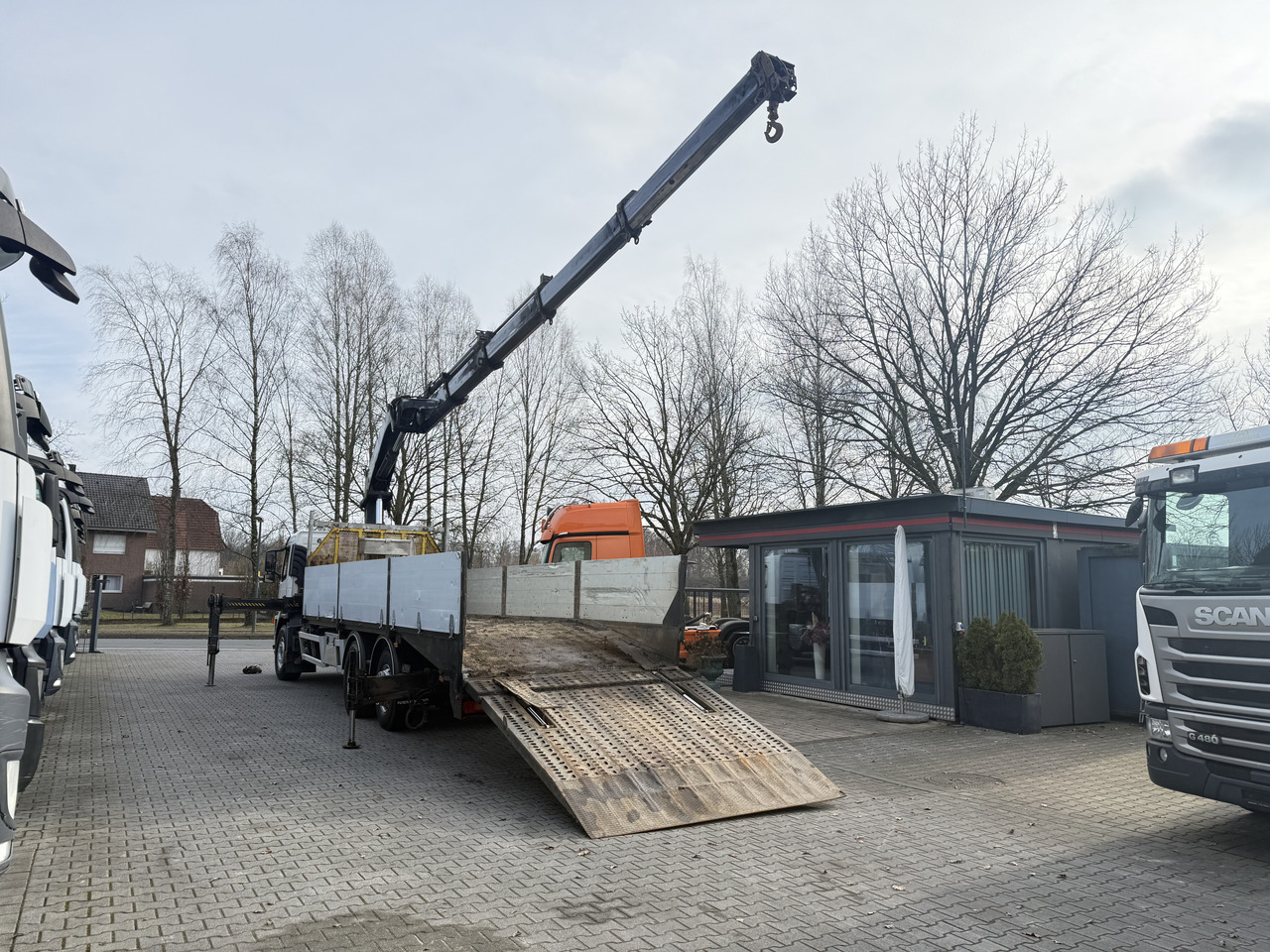 Volvo FM300 6X2*4 Maschinentransporter Kran Hiab 322 - Dropside/ Flatbed truck, Crane truck: picture 2 Volvo FM300 6X2*4 Maschinentransporter Kran Hiab 322 - Dropside/ Flatbed truck, Crane truck: picture 2