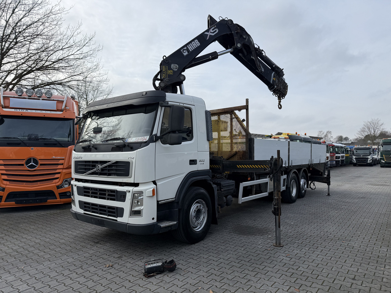 Volvo FM300 6X2*4 Maschinentransporter Kran Hiab 322 - Crane truck, Dropside/ Flatbed truck: picture 1 Volvo FM300 6X2*4 Maschinentransporter Kran Hiab 322 - Crane truck, Dropside/ Flatbed truck: picture 1